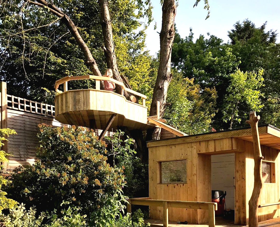 Необычный детский домик на дереве с горкой - фото 17