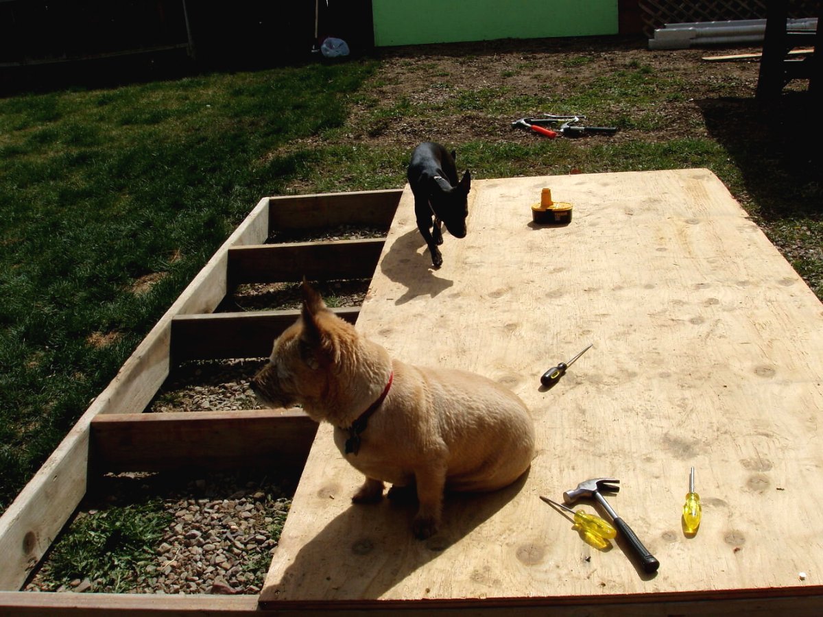 Небольшой садовый домик из поддонов - фото 2