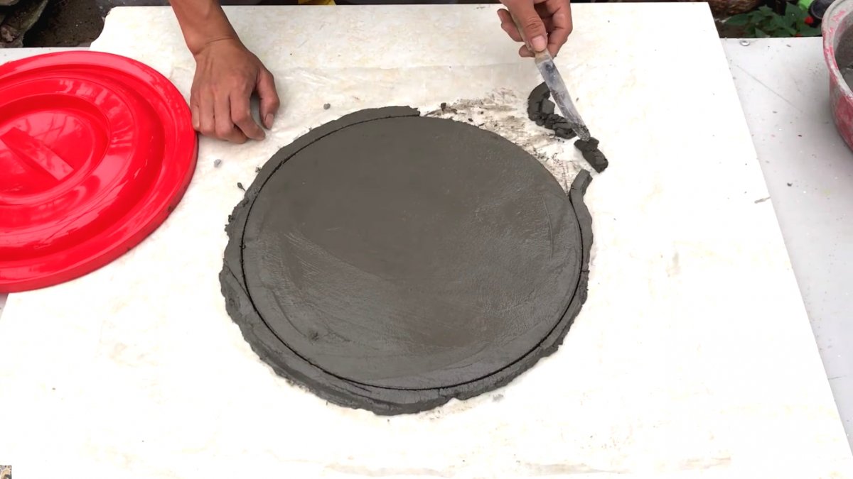 Цветочный горшок из цемента и старой шапки - фото 9