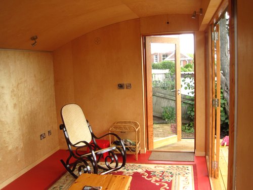 Необычный дом с изогнутой крышей - фото 15