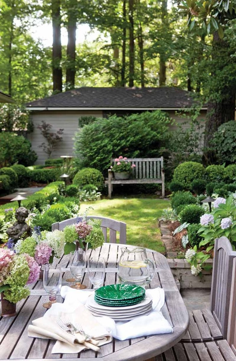 Сад, украшенный самшитами и гортензиями - фото 2