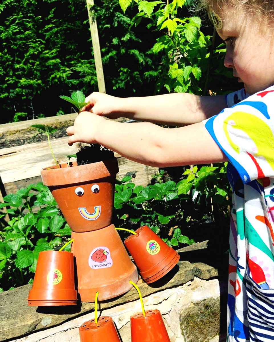 Необычные фигурки из цветочных горшков - фото 9