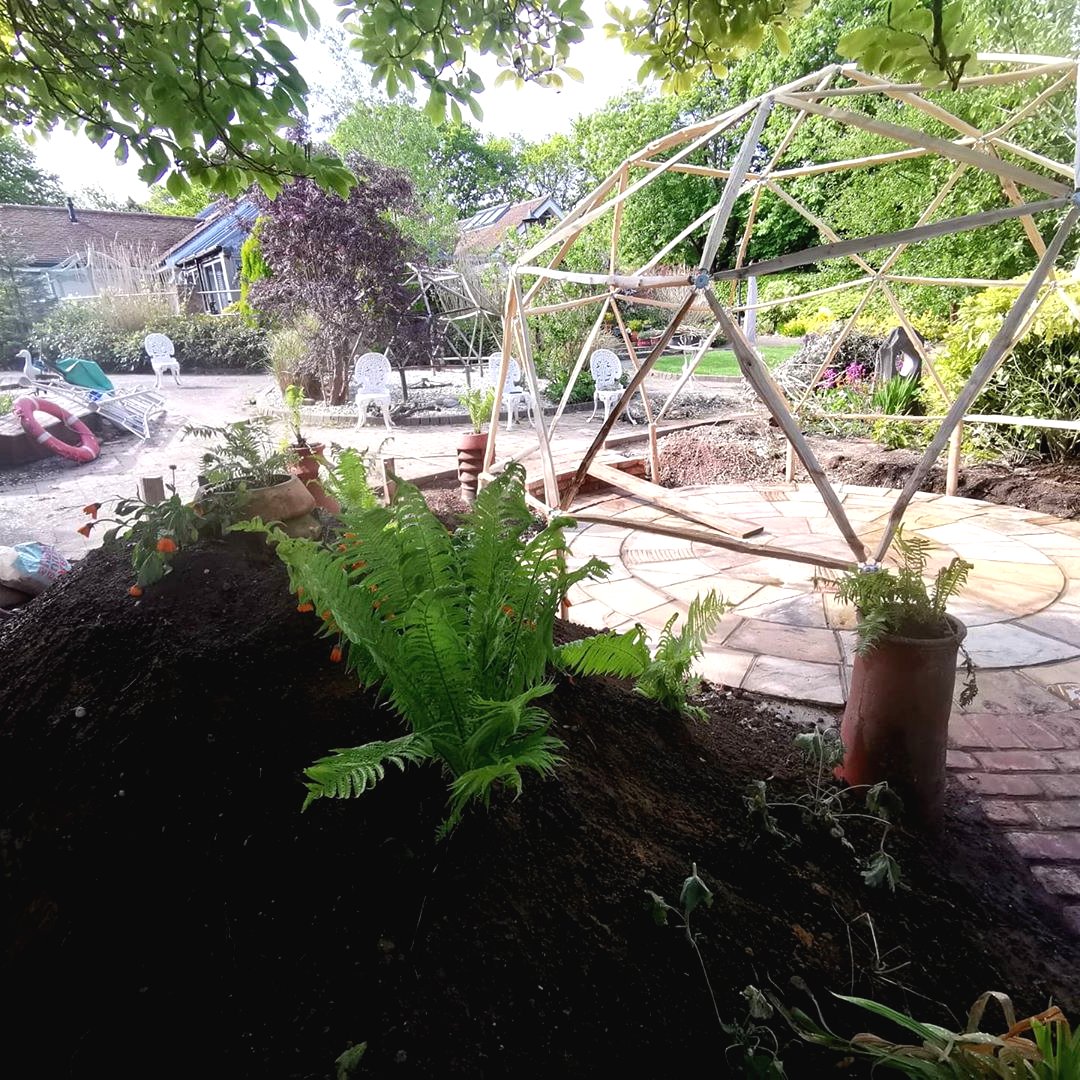 Необычное патио своими руками на даче - фото 11