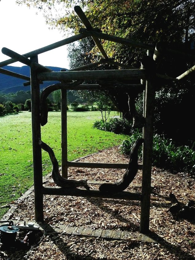 Интересная беседка из каряг - фото 3