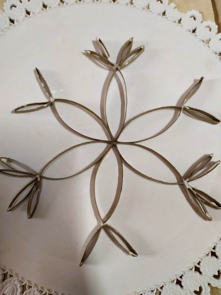 Снежинки из бумаги своими руками - фото 16