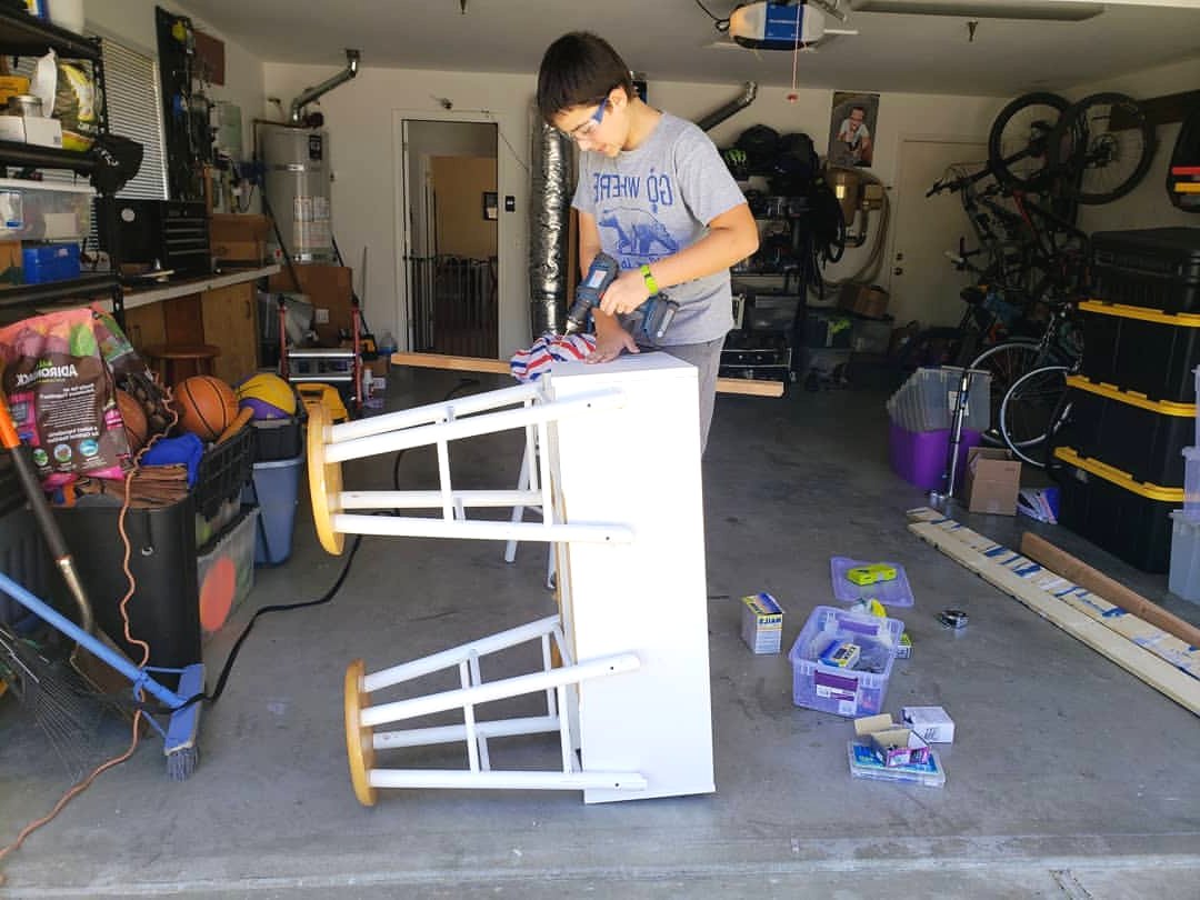 Оригинальная клумба из табуреток - фото 2