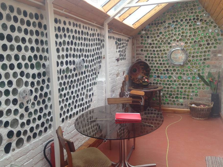 Дом из стеклянных бутылок - фото 8