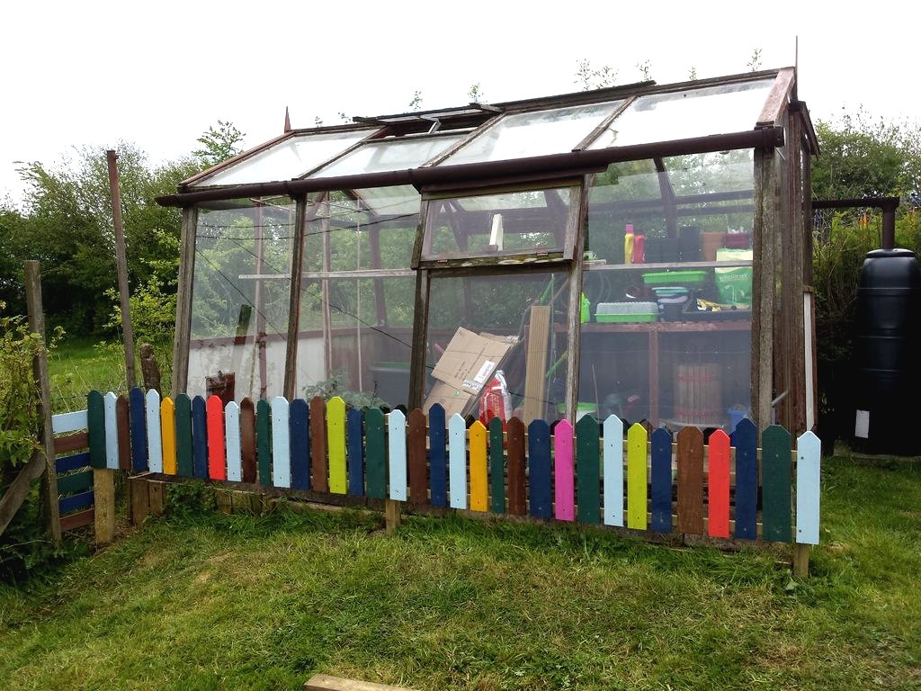 Цветной забор из поддона - фото 8