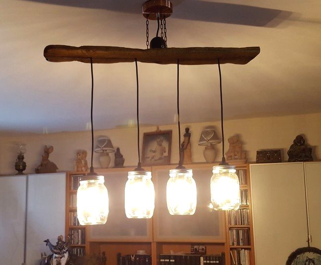 Интересная подвесная лампа из дерева - фото