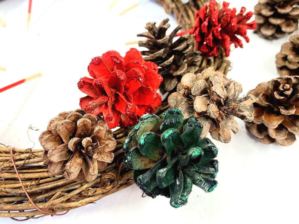 Венок из сосновых шишек - фото 8