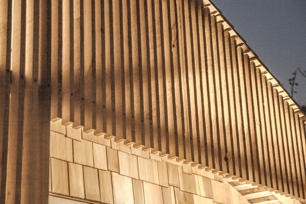 Небольшой домик из дерева для дачи - фото 3