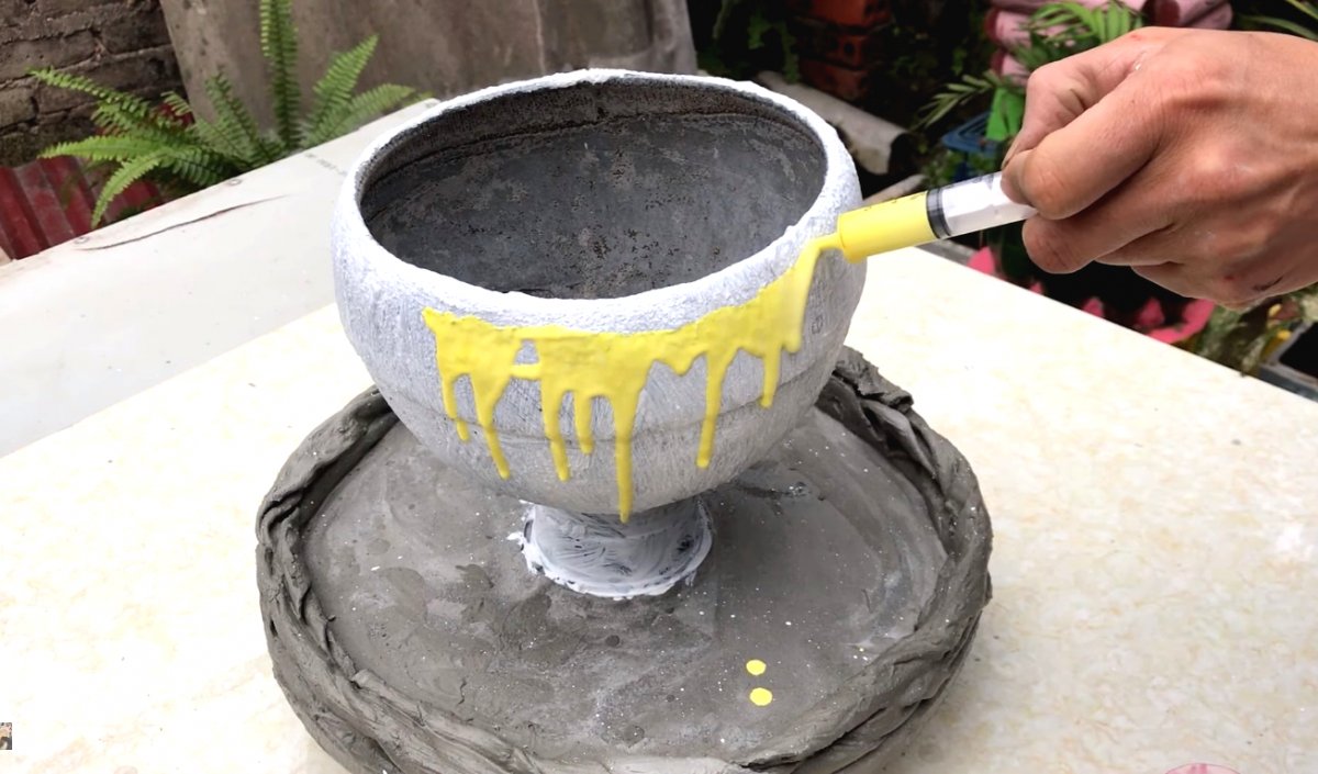 Цветочный горшок из цемента и старой шапки - фото 20