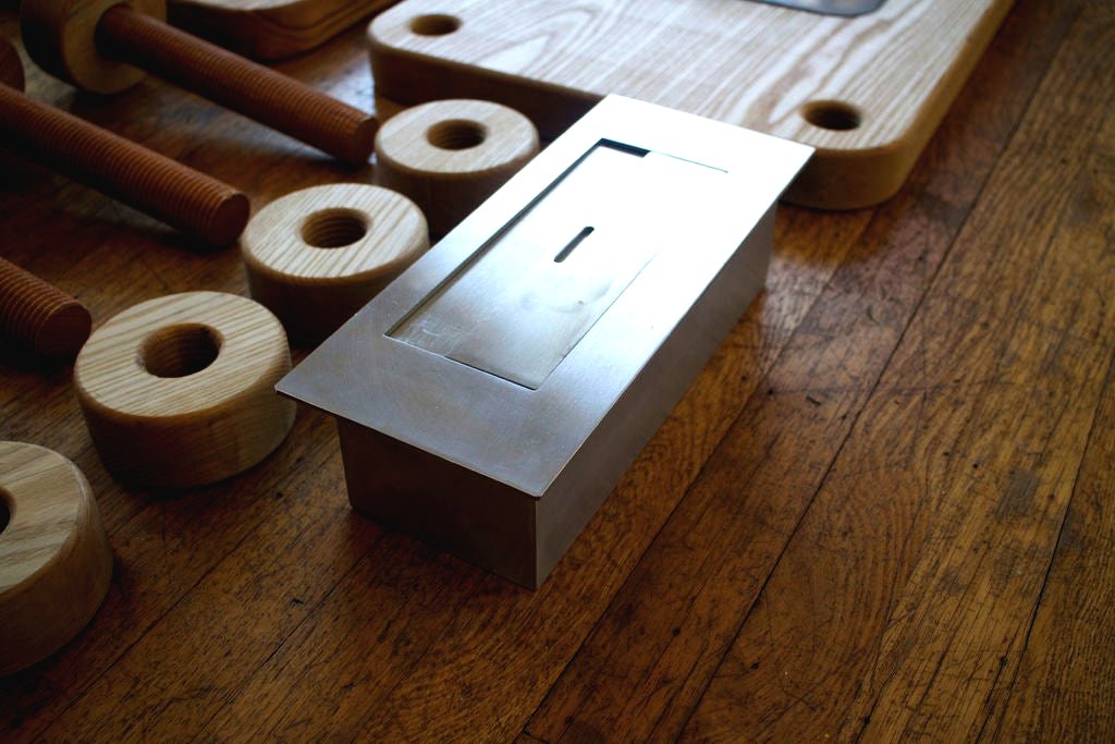 Столик с небольшим очагом в центре - фото 16