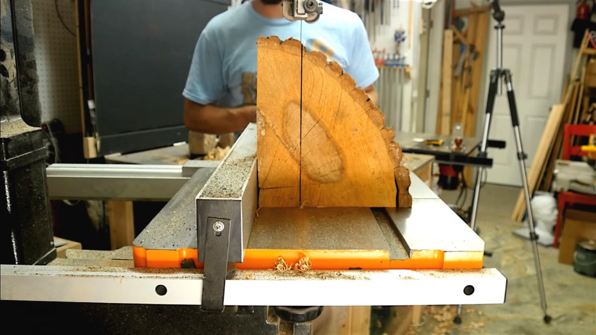 Как сделать скамью из бревна с местом для хранения - фото 4