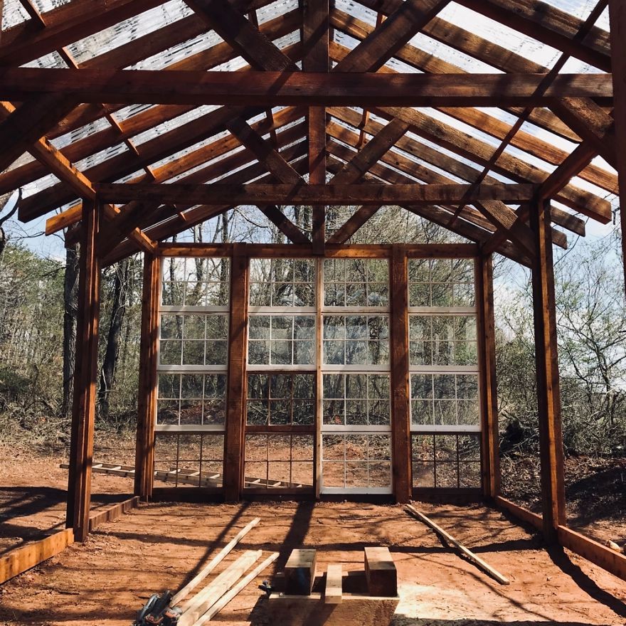 Удивительная оранжерея из старых окон - фото 17