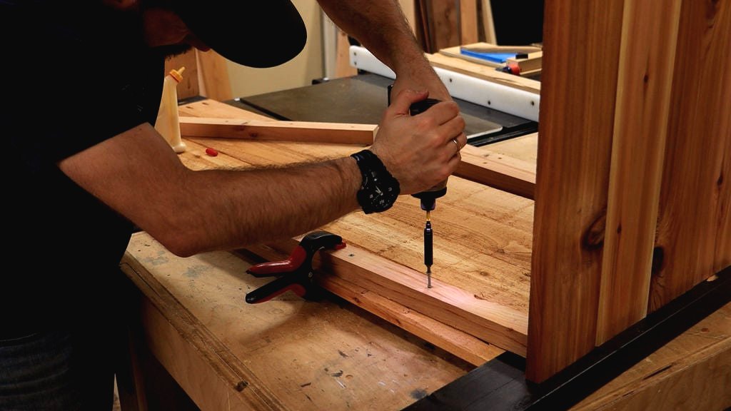 Интересная клумба из дерева - фото 8