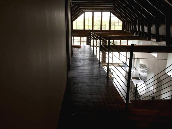 Необычный дом с видом на озеро - фото 40