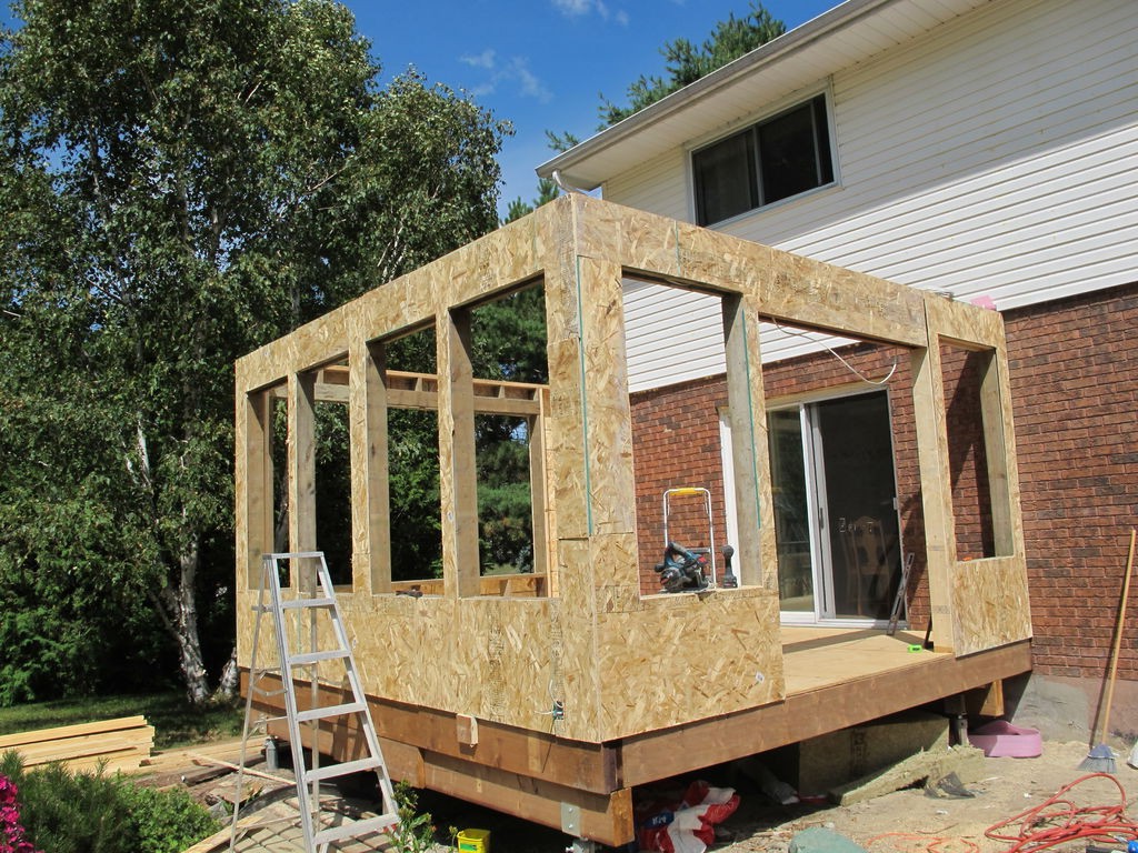 Закрытая солнечная веранда с дровяной печью - фото 12