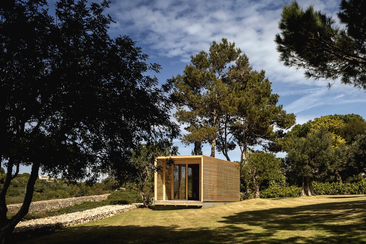 Необычная закрытая беседка с террасой из дерева - фото 18