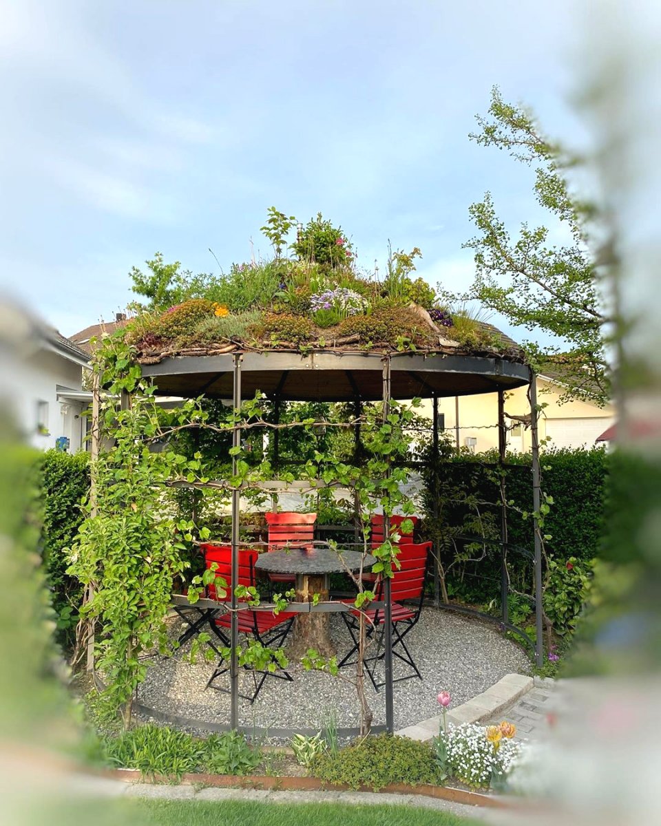 Оригинальная беседка с альпийской горкой на крыше - фото 5