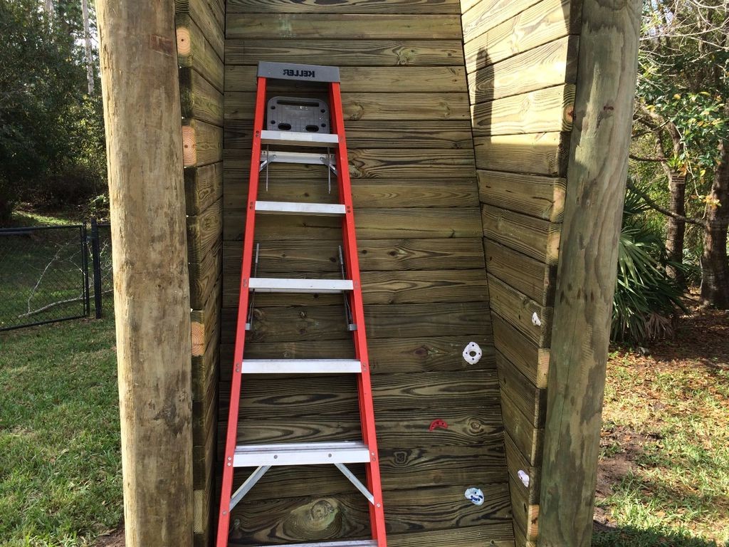 Детский дом на столбах со стеной для скалолазания - фото 12