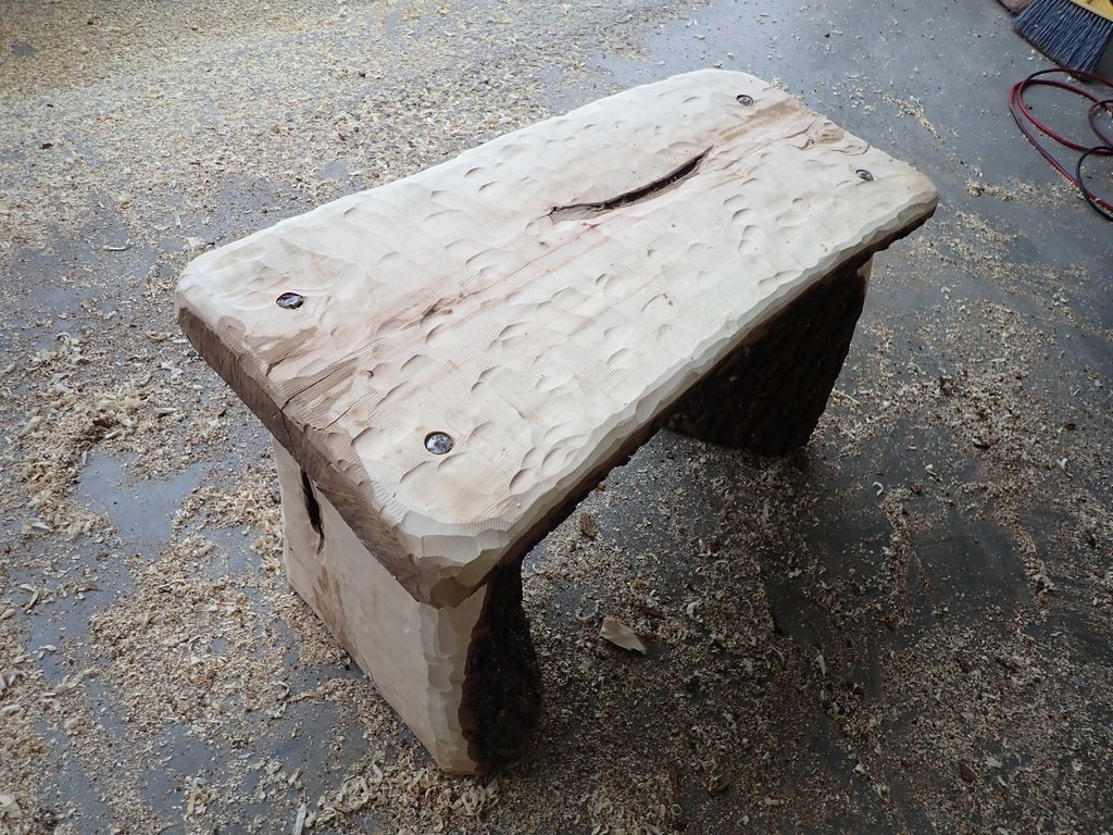 Простая садовая скамья из бревна - фото 16