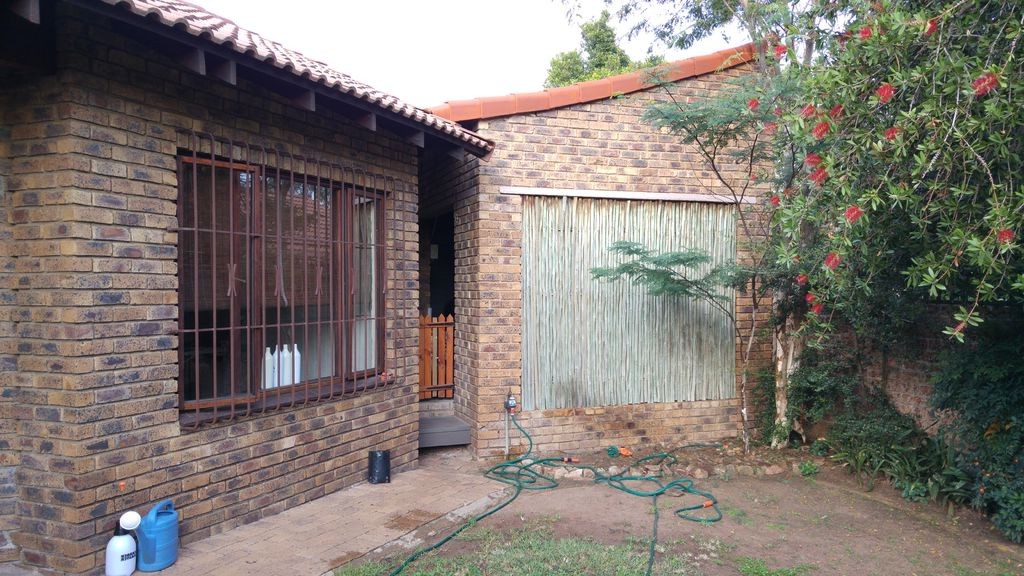 Интересная  летняя кухня под беседкой из перголы - фото 2