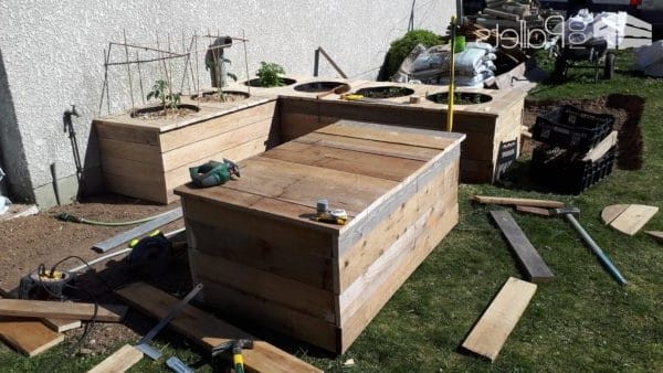Грядка из поддонов и пластиковых горшков - фото 7