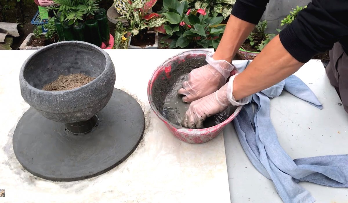 Цветочный горшок из цемента и старой шапки - фото 16