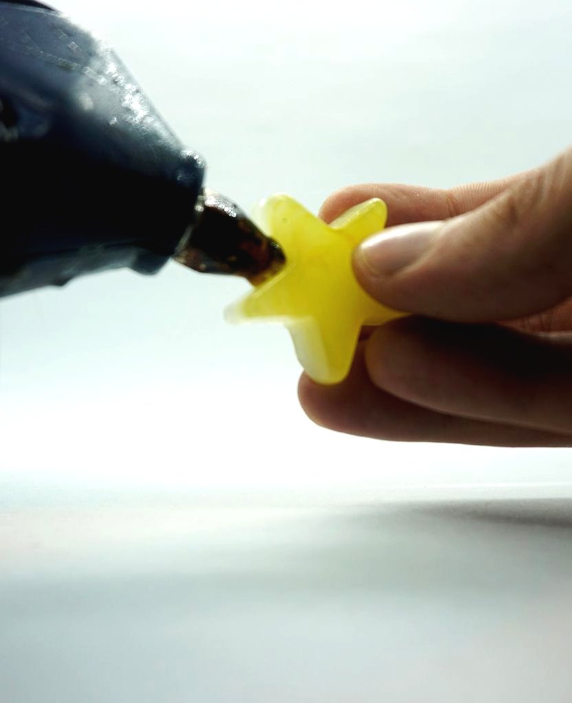 Новогодняя гирлянда с помощью горячего клея - фото 5