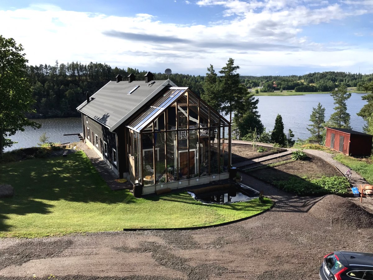 Необычный дом с видом на озеро - фото