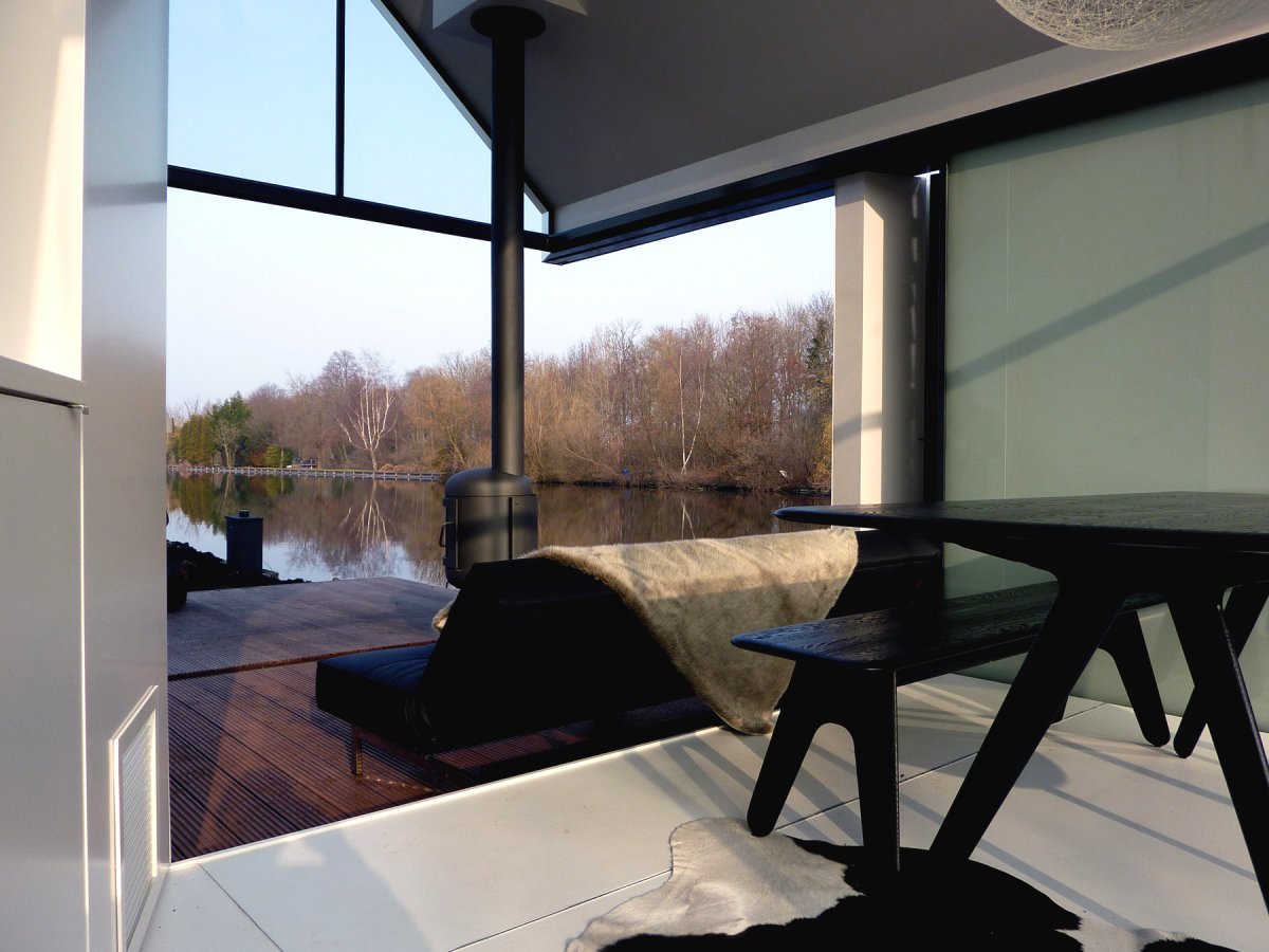 Деревянный дом на берегу реки или озера - фото 3