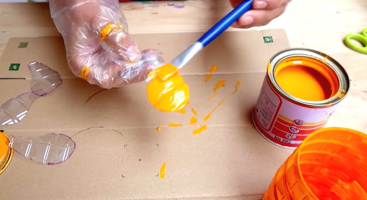 Необычный цветочный горшок из пластиковой бутылки - фото 7