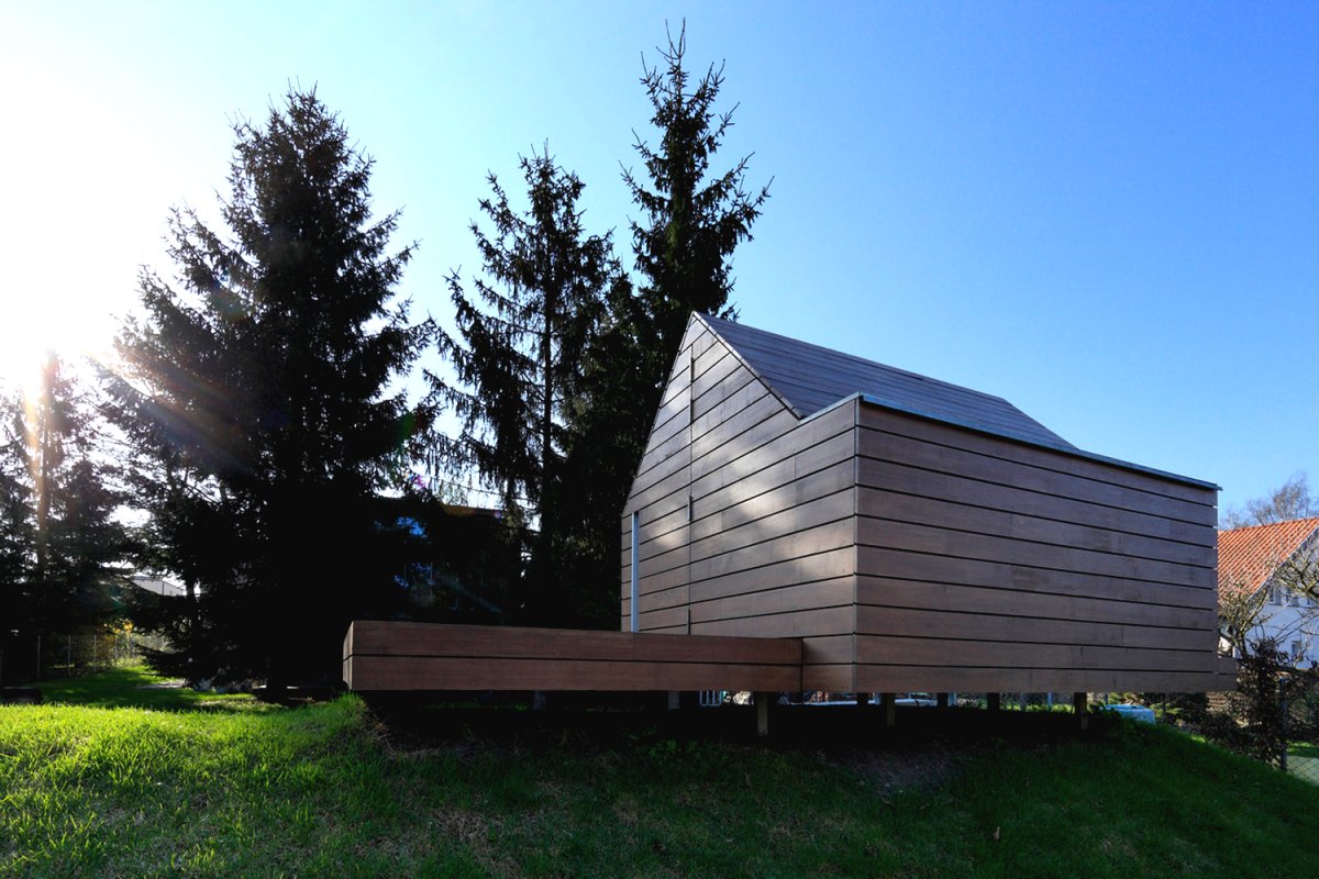 Очень необычный игровой детский домик из дерева - фото 3