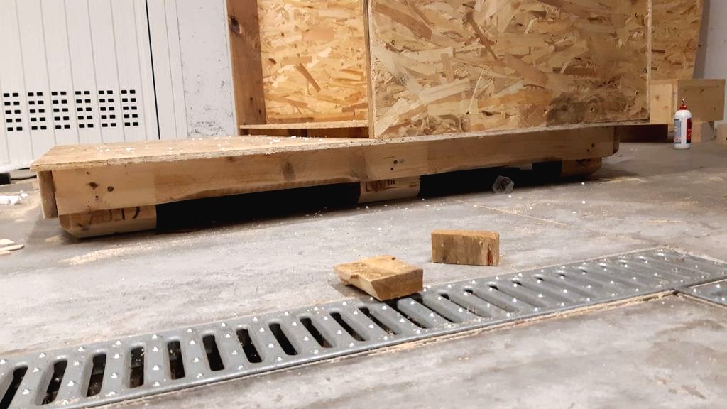 Будка из дерева - фото 7