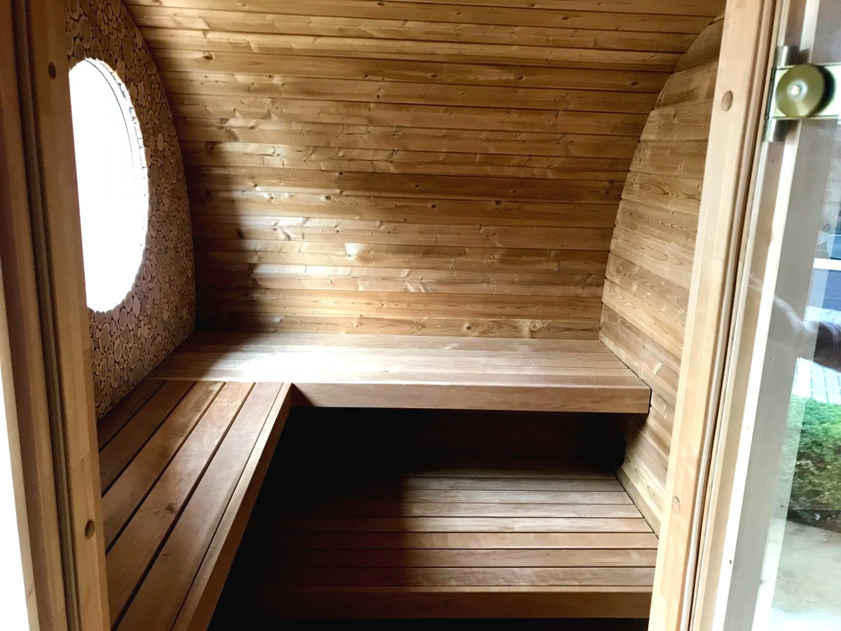 Оригинальная овальная сауна из дерева - фото 3