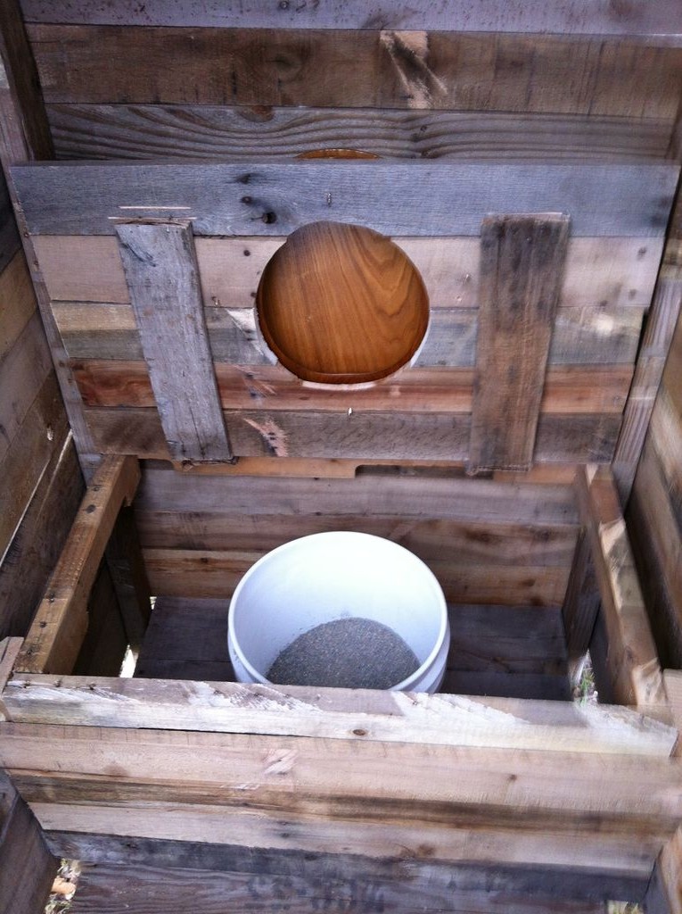 Туалет из поддонов - фото 7