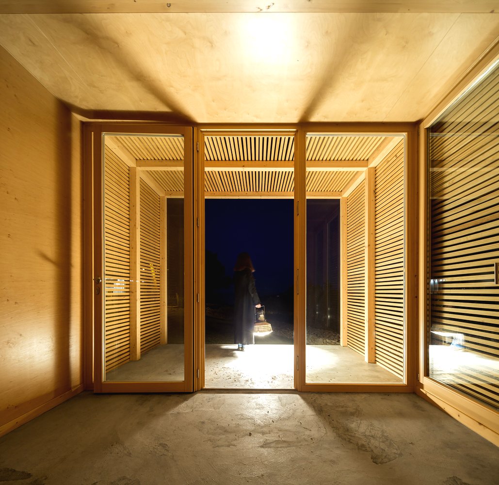 Необычная закрытая беседка с террасой из дерева - фото 16