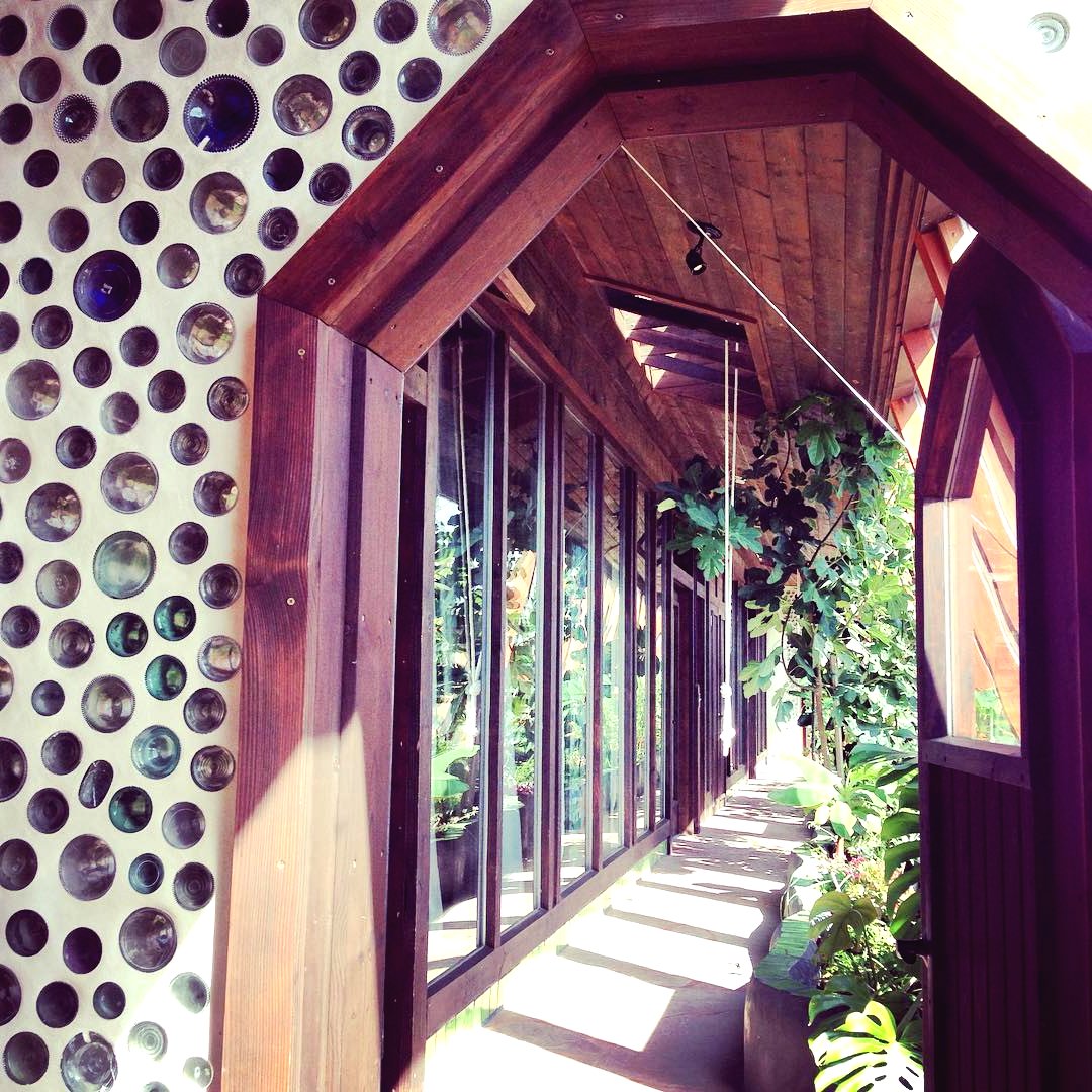 Дом из автопокрышек и стеклянных бутылок - фото 18