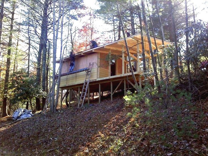 Домик с верандой из дерева - фото 7