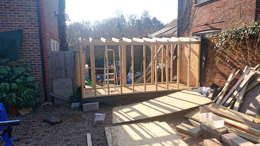 Современный сарай из дерева - фото 9