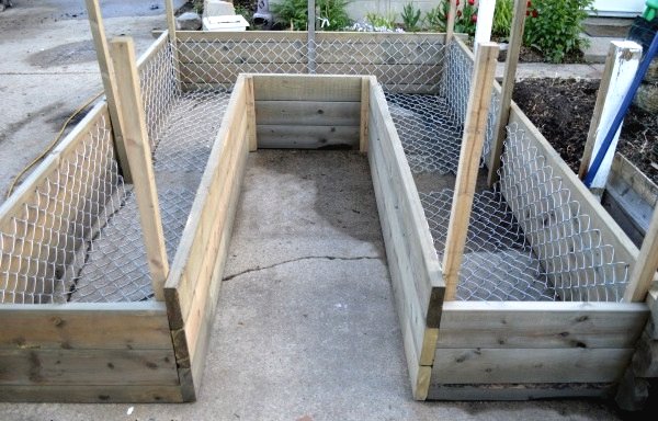 Высокая грядка из старых окон - фото 3