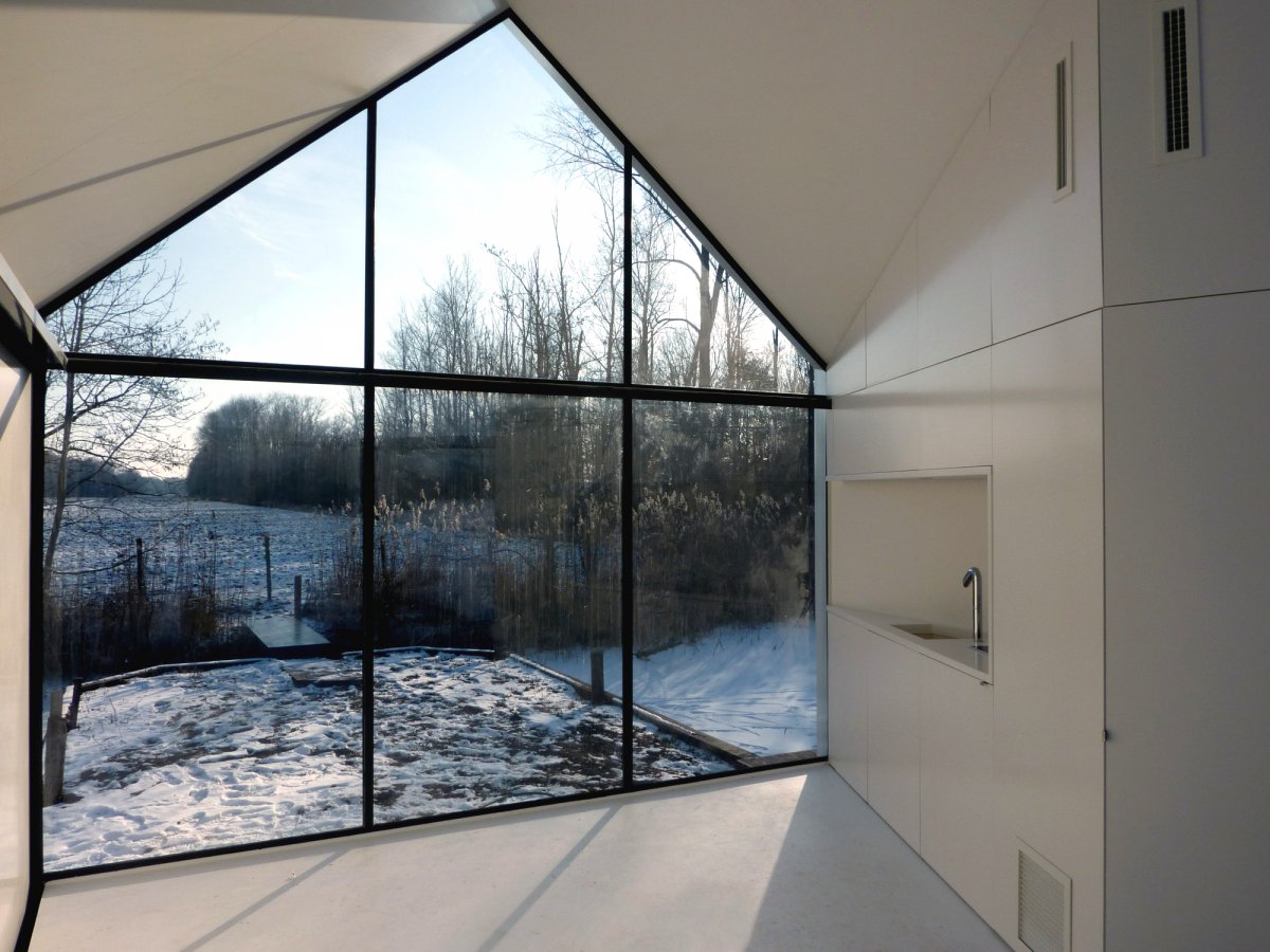 Деревянный дом на берегу реки или озера - фото 4