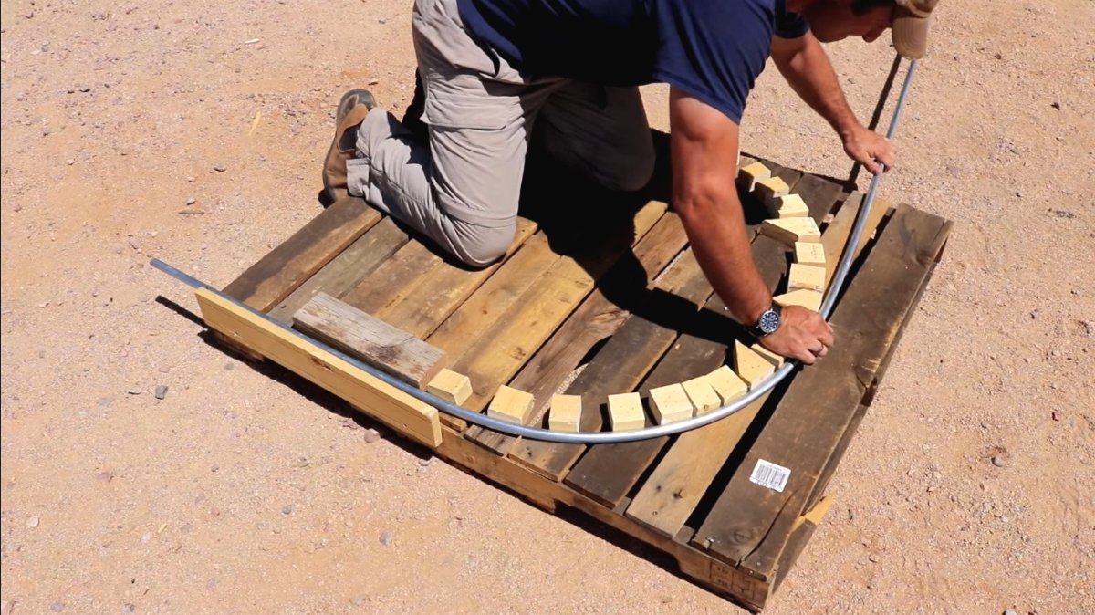 Оцинкованные грядки с металлическими дугами в качестве шпалеры - фото 5