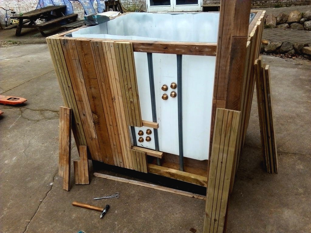 Как из пластикового бака смастерить горячую ванну - фото 22