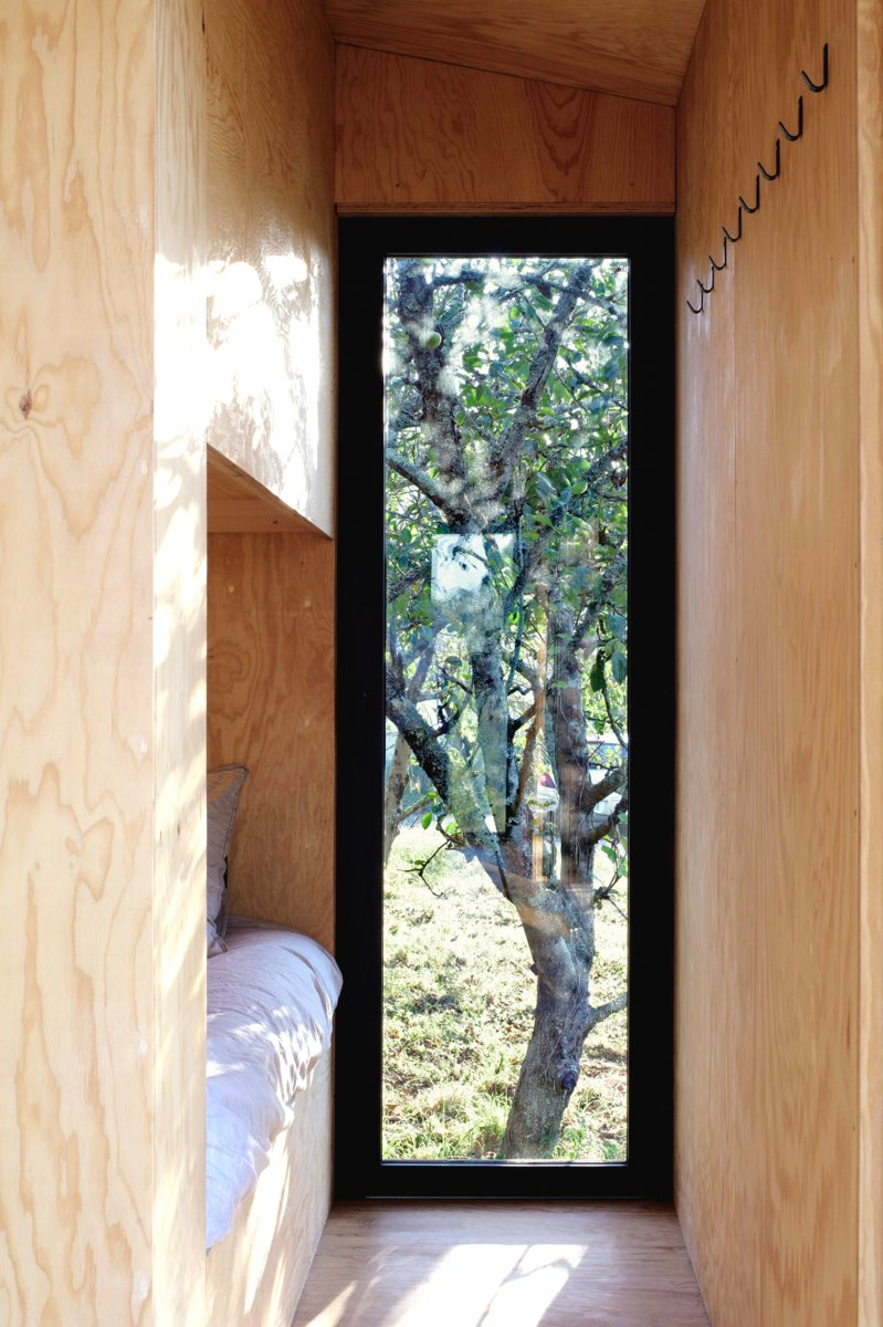 Небольшой одноэтажный дом в 22 кв м из дерева - фото 5