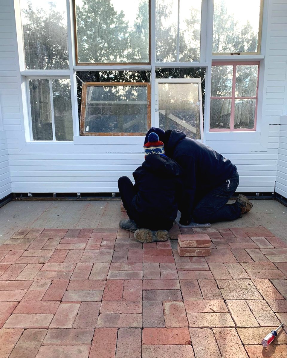 Оригинальная оранжерея из старых стекол - фото 10