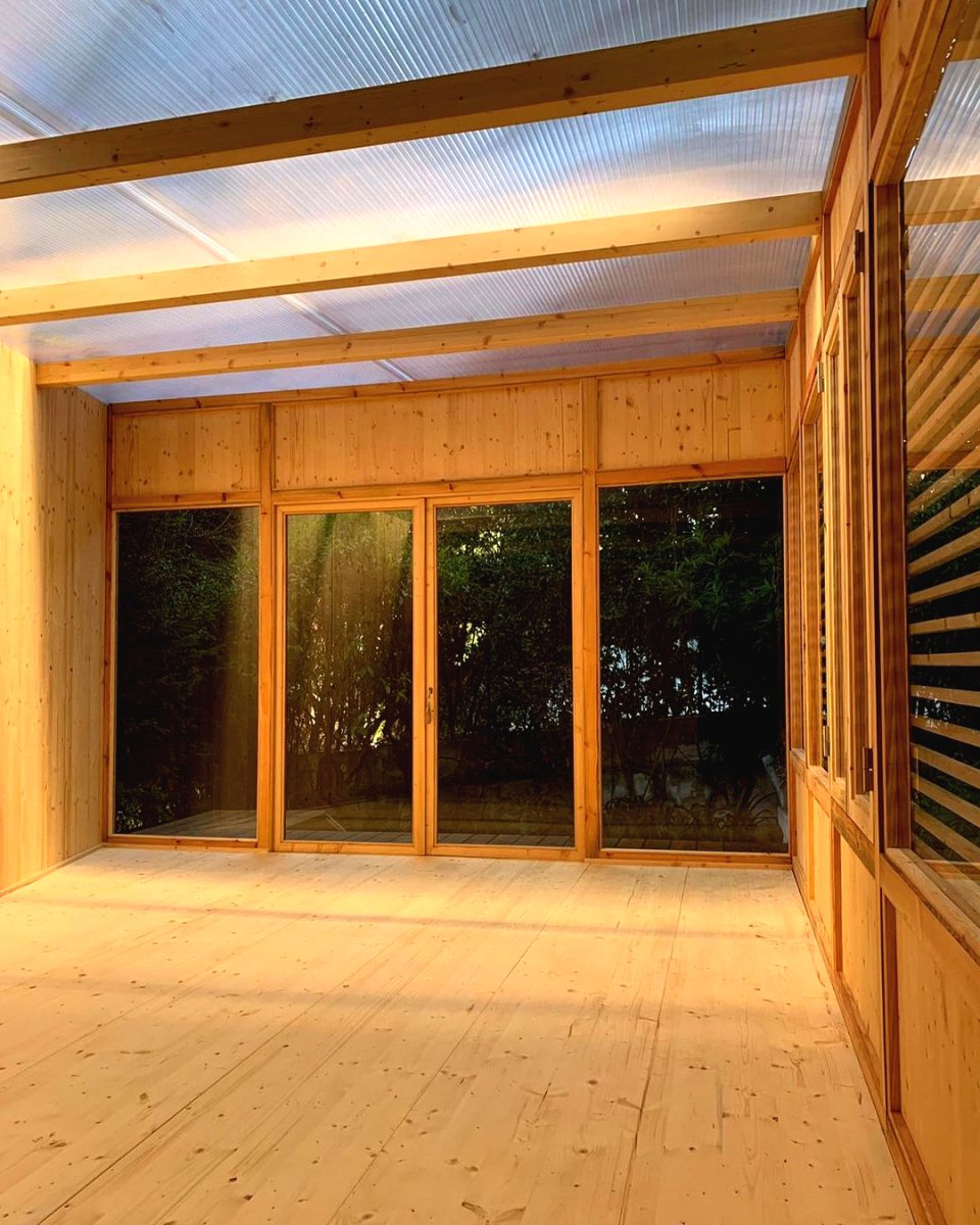 Интересный вариант закрытой беседки - фото 10