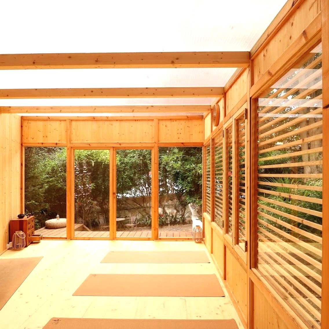 Интересный вариант закрытой беседки - фото 4