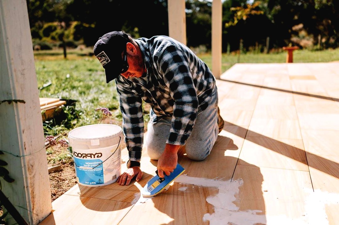 Красивая беседка из дерева для дачи - фото 11